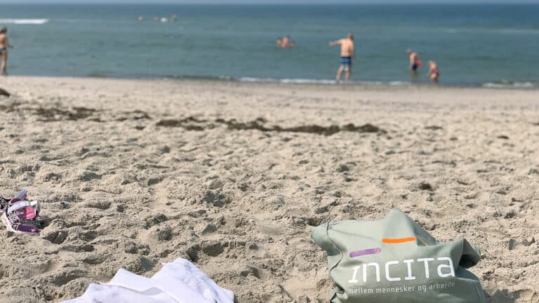 På stranden med Incita
