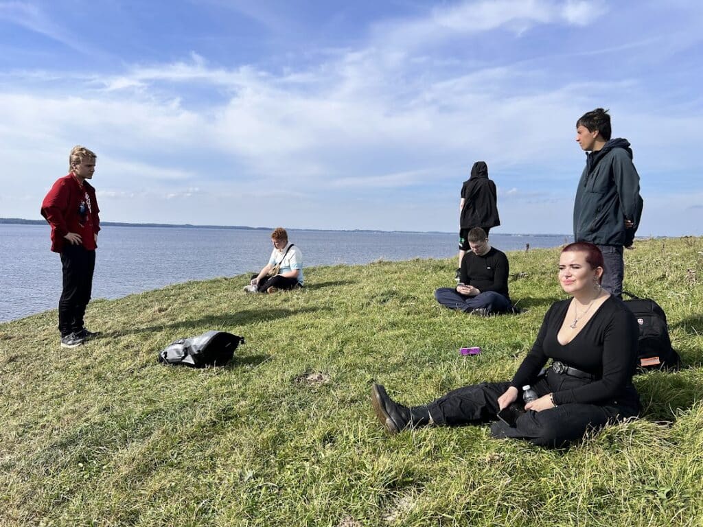 Elever udenfor til Årstidernes fag