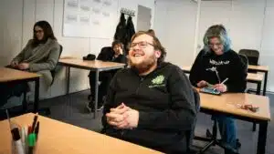 Unge elever sidder og får undervisning på incitaskolernes stu, hvor den professionelle faglighed vægtes højt.