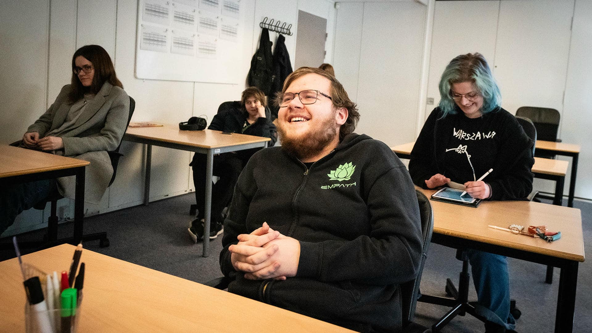 Unge elever sidder og får undervisning på incitaskolernes stu, hvor den professionelle faglighed vægtes højt.