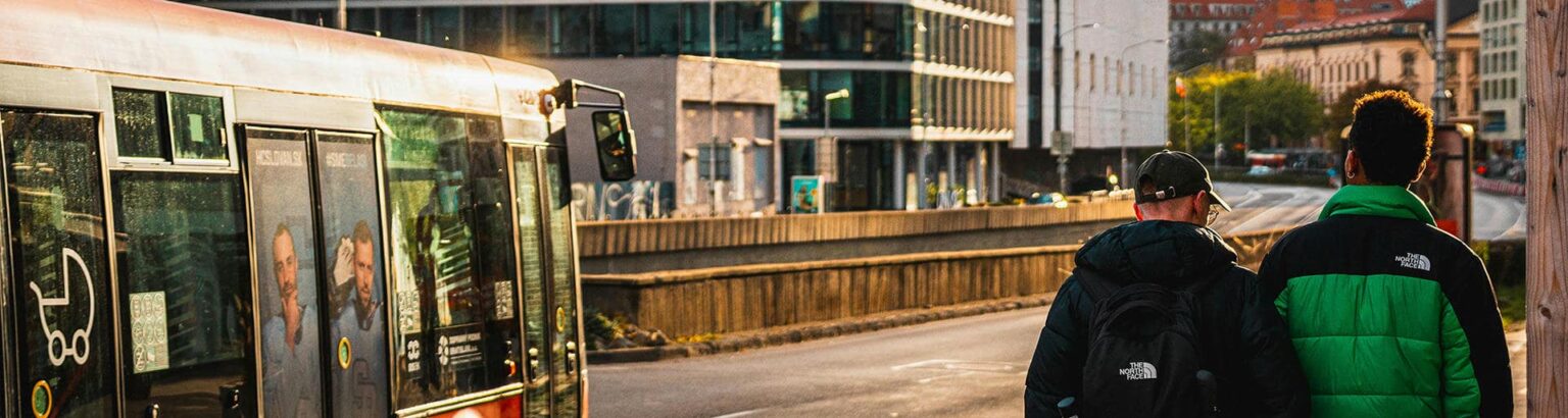 To unge færdes i trafikken. På Incitaskolerne tilbydes transporttræning som en del af stu'en.