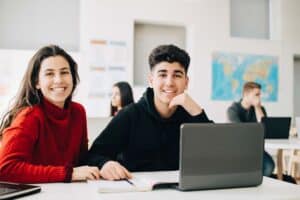 Unge arbejder sammen på computer på stu for unge med adhd.